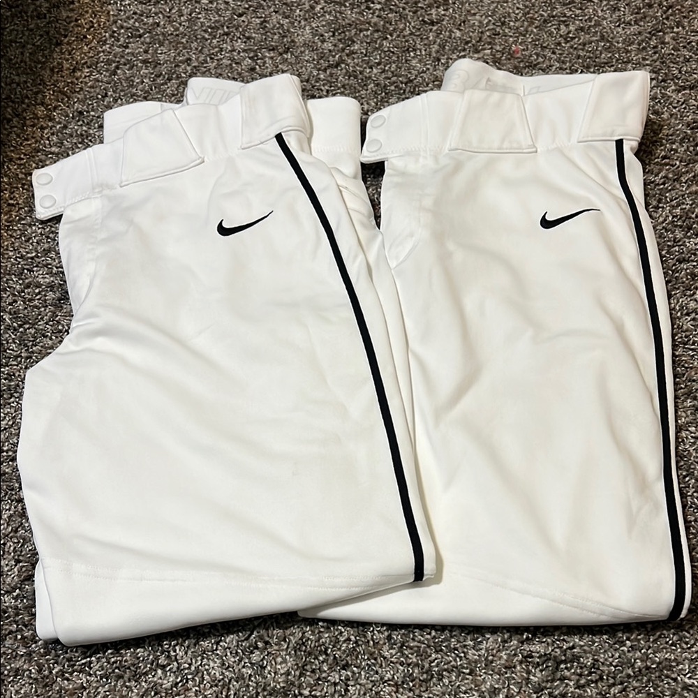2 Nike Mens White Athletic Bottoms